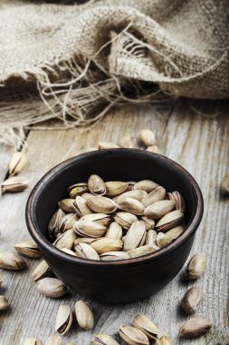 bir kase unbrushed Antep fıstığı