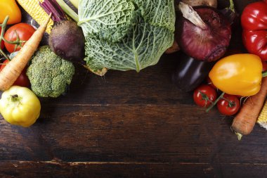 ahşap zemin üzerinde sebze 