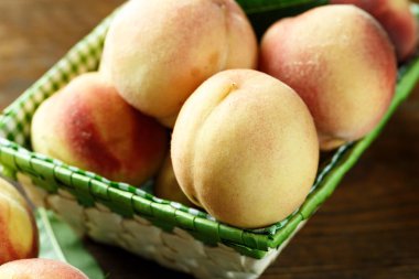 Masada olgun şeftaliler