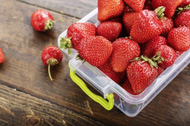 plastik bir kap içinde olgun çilek