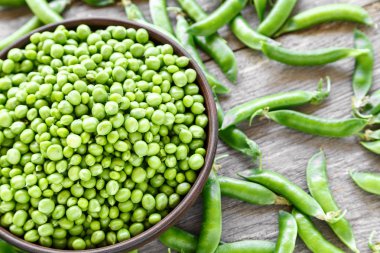 bir tabak içinde taze yeşil bezelye