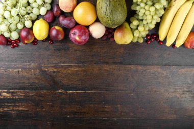 ahşap arka plan üzerinde egzotik meyve