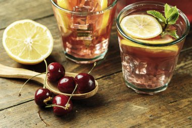 kiraz bir içkiyle bardak