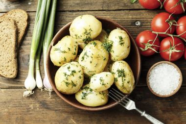 Yaz akşam yemeği ayarla ile patates, sebze, genç o ile yaz