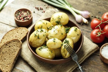 Yaz akşam yemeği ayarla ile patates, sebze, genç o ile yaz