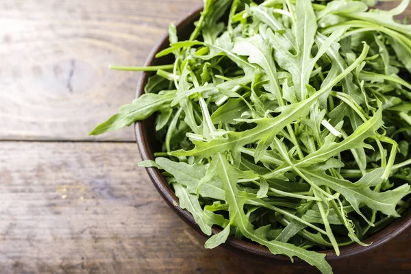 Färsk ruccola blad, rucola, färsk ruccola på en tallrik, utrymme fo — Stockfoto