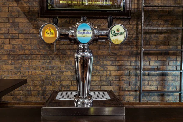 Dispensador de cerveja no bar — Fotografia de Stock