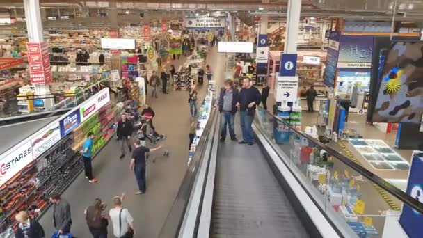 Menschen im großen Einkaufszentrum — Stockvideo