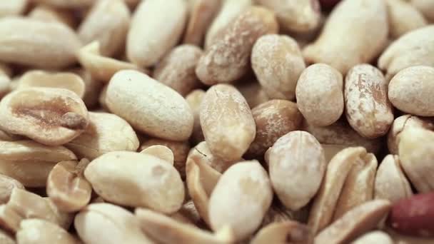 Viele Erdnüsse aus nächster Nähe geschält — Stockvideo