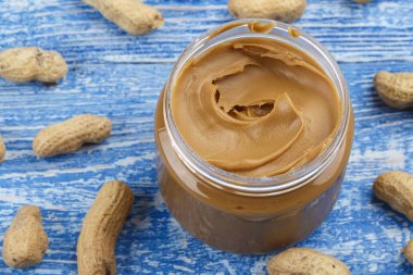 açık bir kavanoz fıstık yağı