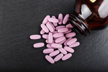 Tablet siyah bir arka plan üzerinde dağılmış