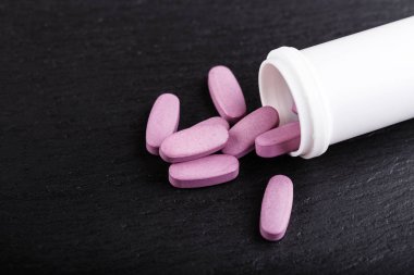 hapları plastik kavanozdan dağılmış