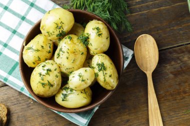 Dereotu ile genç haşlanmış patates