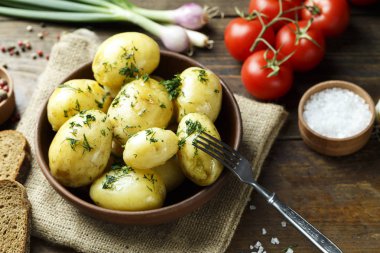 Dereotu ile genç haşlanmış patates