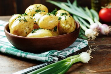 Dereotu ile genç haşlanmış patates