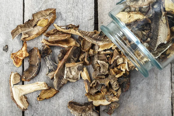 bir kavanoza kurutulmuş mantar