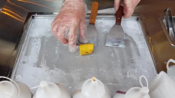 Chopping banana for Thai ice cream — Stock Video