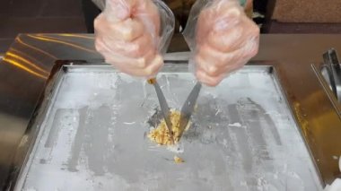 muz Tay dondurma yemeye doğrama