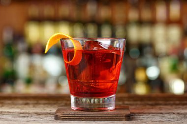Cin, campari ve martini rosso ile klasik kokteyl Negroni