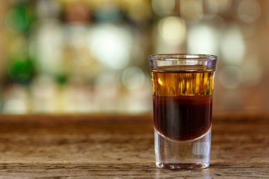 bir gece kulübünde güçlü kokteyl