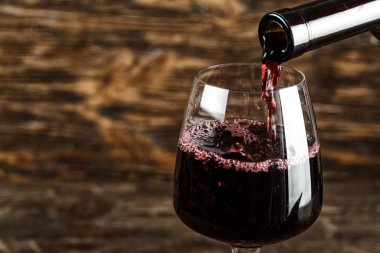 Şarap Şişe cam içine yağıyor