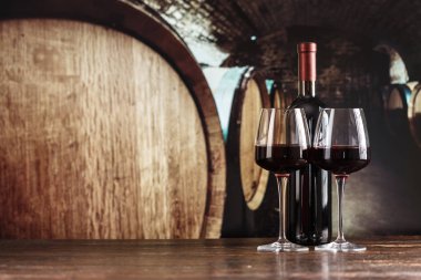 Bodrumda varil arka planda bir bardak kırmızı şarap