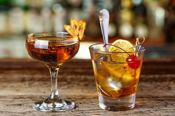 Два коктейля в баре — стоковое фото