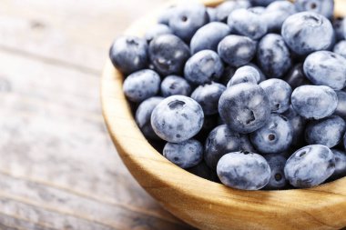 yaban mersini bir tabak içinde