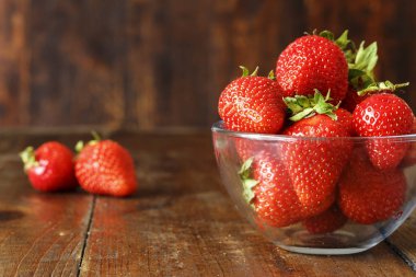 bir cam levha içinde olgun çilek