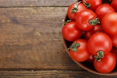 Olgun domates hasat bir tablo