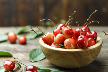 Olgun tatlı kiraz bir tabak içinde
