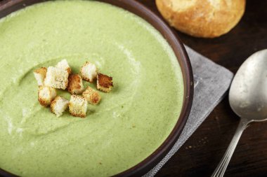 Kremalı brokoli çorbası bir kil çanağı