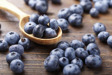 olgun organik bataklık whortleberry bir ahşap plaka 