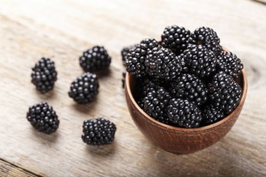 BlackBerry ahşap arka plan üzerinde. metin için yer. Üstten Görünüm