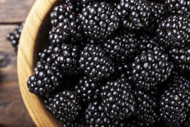 BlackBerry ahşap arka plan üzerinde. metin için yer. Üstten Görünüm