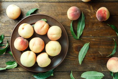 yaprakları ile olgun şeftali