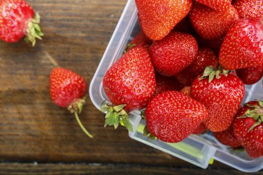 plastik bir kap içinde olgun çilek