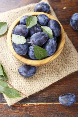 bir tabak içinde olgun Erik