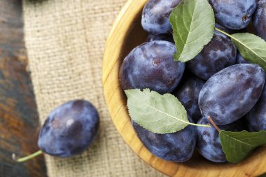 bir tabak içinde olgun Erik