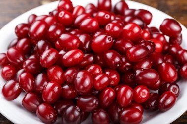 bir tabloda bir kasede kızılcık