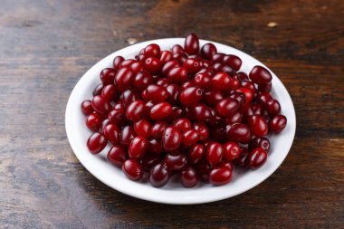 Kızılcık bir plaka üzerinde