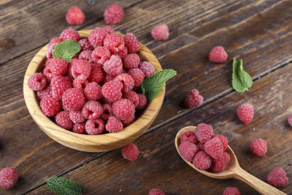 Fresh raspberry in a wooden plate — Stock Photo, Image