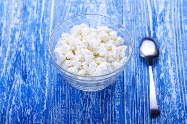 süzme peynir bir kaşık ile bir tabak içinde