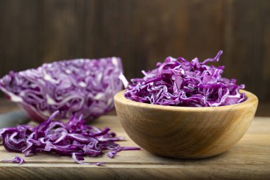 ince doğranmış mor lahana.