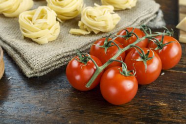 Domatesli çiğ tagliatelli.