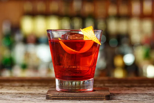 Красный коктейль Негрони — стоковое фото