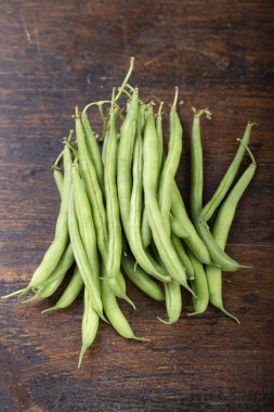 Ahşap arka planda kuşkonmaz fasulyesi.