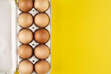 Tepside tavuk yumurtası