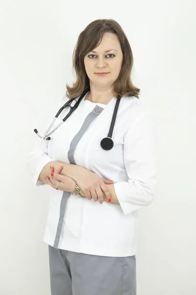 Dorosła kobieta lekarz ze stetoskopem — Zdjęcie stockowe