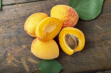 Masada organik kayısılar var.